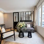 Champs-Elysées renovated flat with elevator access