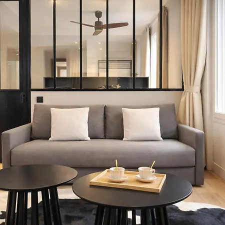 Champs-elysées Renovated Flat With Elevator Access *