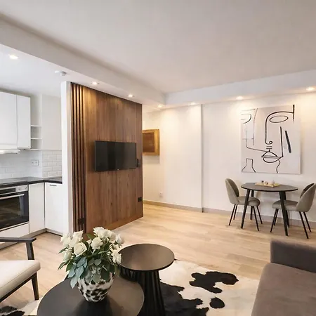 Champs-elysées Renovated Flat With Elevator Access