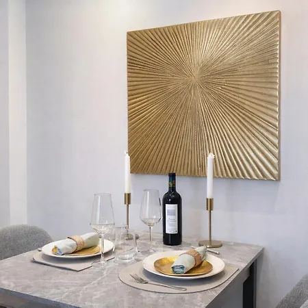 Champs-elysées Renovated Flat With Elevator Access Appartamento