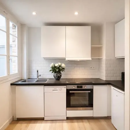 Champs-elysées Renovated Flat With Elevator Access *