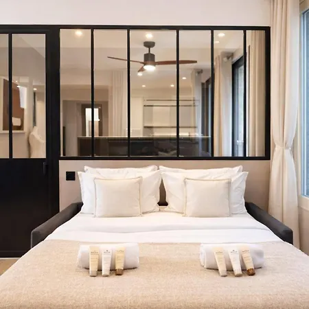 Champs-elysées Renovated Flat With Elevator Access Appartamento