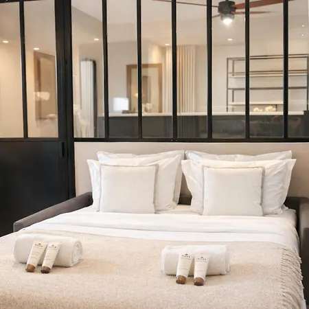 Appartamento Champs-elysées Renovated Flat With Elevator Access Parigi