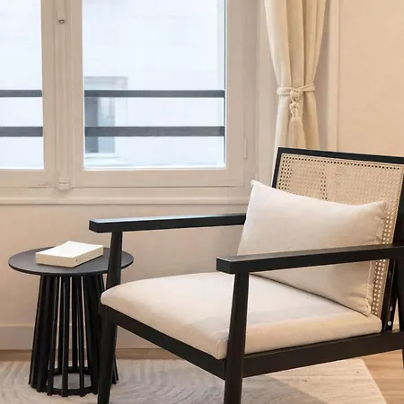 Champs-elysées Renovated Flat With Elevator Access Appartamento