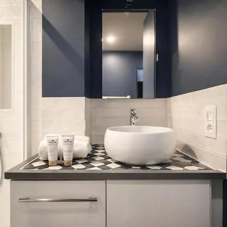 Appartamento Champs-elysées Renovated Flat With Elevator Access Parigi